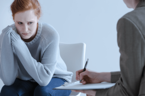 Trist kvinde med kompleks posttraumatisk stresslidelse