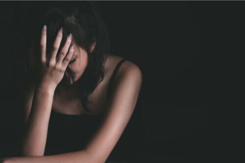 En deprimeret kvinde i mørke