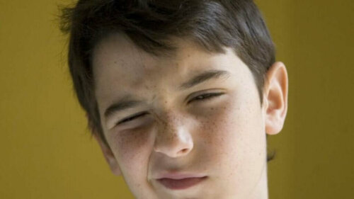 Dreng med TikTok tics