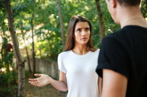 Forvirret kvinde taler med mand i skov