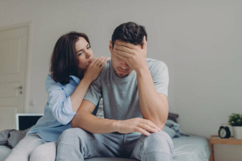 Et frustreret par, hvor kvinden trøster manden