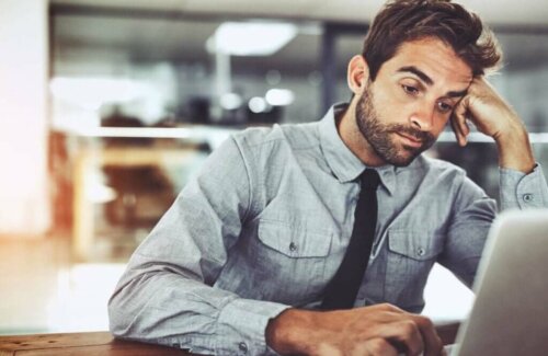 Håbløs mand ved computer lide af impostor syndromet