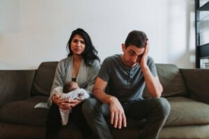 Par i krise efter deres første barns fødsel: Årsager og løsninger