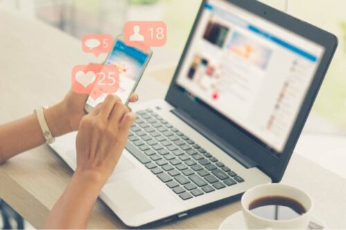Kvinde høster likes på de sociale medier