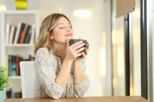 Kvinde nyder kaffe for at bekæmpe træthed