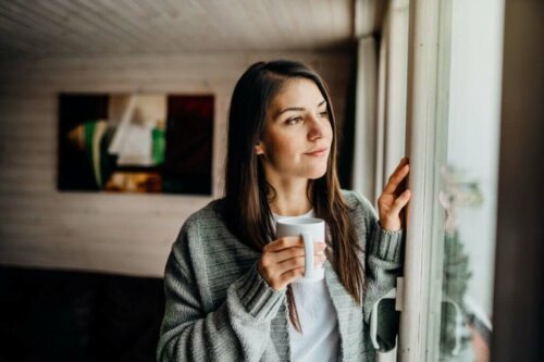 Kvinde med en kop te nyder at være alene
