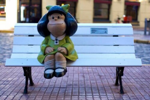 Mafalda på bænk