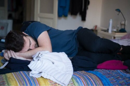 Mand, der ligger ned, oplever cannabinoid hyperemesis syndrom