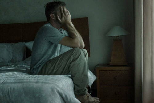 Mand er søvnløs grundet bekymringer før sengetid