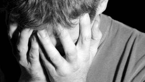 Mand med mani oplever parathymi