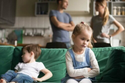 Par skændes, hvilket gør børn frustrerede