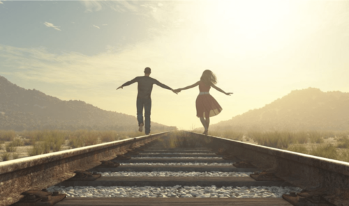 Par går på togskinner