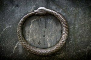 Paradokset om Ouroboros og den evige tilbagevenden
