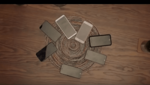 Telefoner ligger i cirkel på gulv