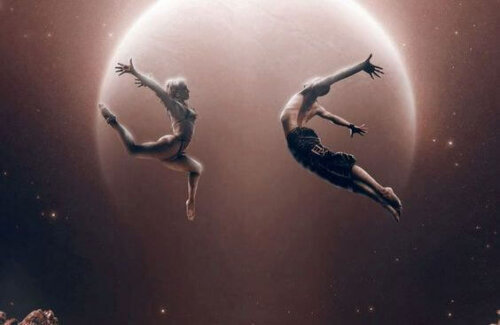 Dansende par foran månen