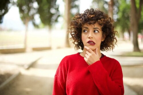 En kvinde har svært ved at huske ting