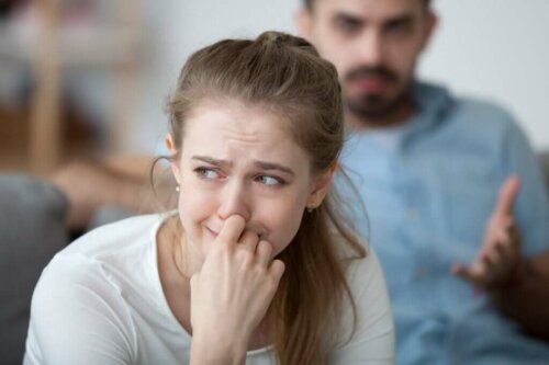 En kvinde græder, da hun er offer for isolering af en partner