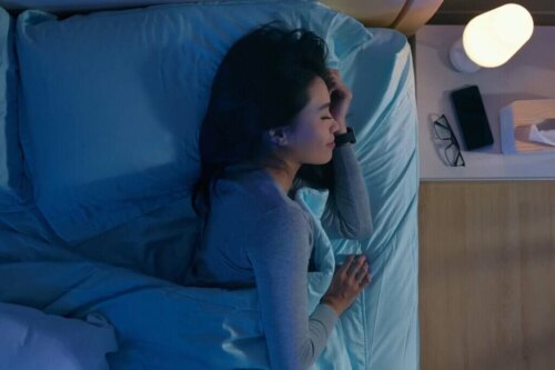 Kvinde smiler i søvne, da hun drømmer om venner