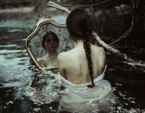 Kvinde i vand med spejl