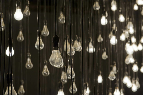 Lyspærer hænger fra loft