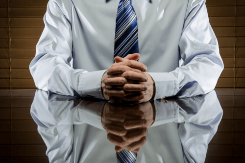 Mand med foldede hænder