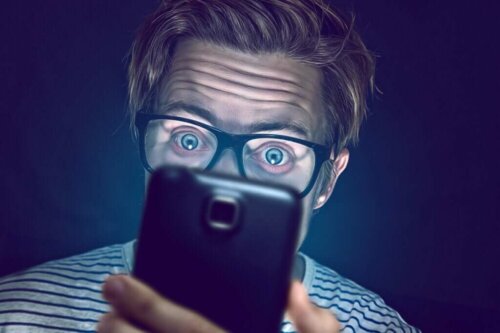 Mand ser på sin telefon