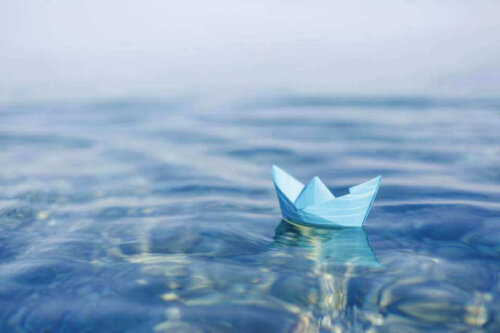 En papirsbåd på vand