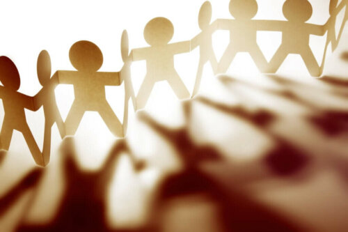 Papirsklip af mennesker, der danner kæde