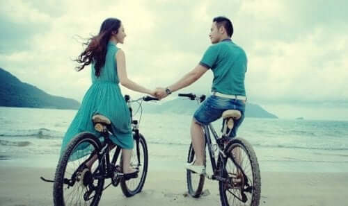 Par holder pause på cykeltur