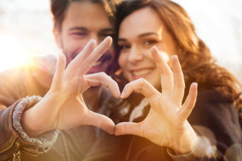Par danner hjerte med hænder som symbol for "jeg elsker dig"
