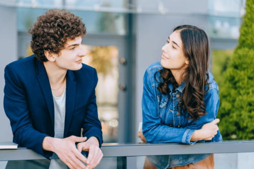 To personer taler sammen og bruger blandt andet nonverbal kommunikation