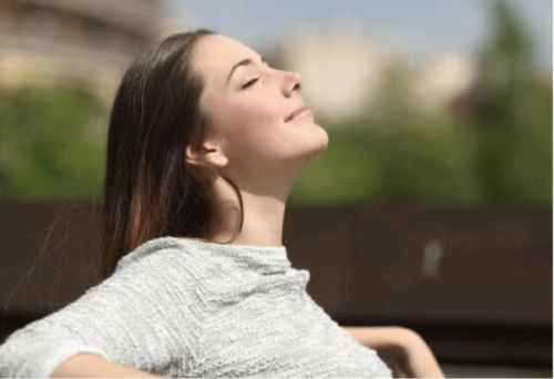 En smilende kvinde