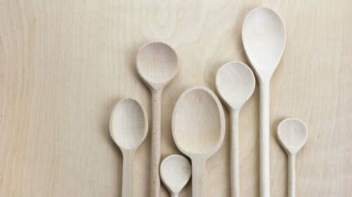 Træskeer symboliserer teorien om skeen