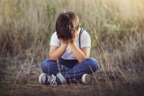 Trist dreng har voldelige forældre