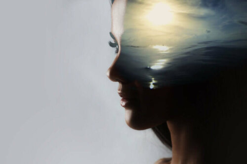 Hoved dækkes af havet