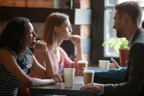 Mand og kvinde på kaffedate