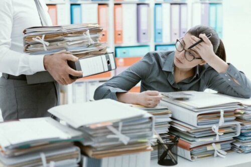 Kvinde med voldsom arbejdsbyrde oplever arbejdsstress