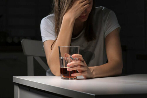 Kvinde med drink oplever berusningsdepression