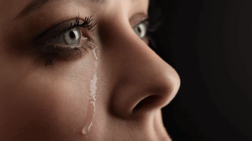 En kvinde græder