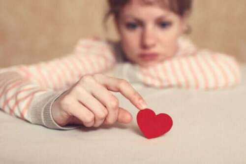 Kvinde med et lille hjerte symboliserer personer, der er bange for at elske