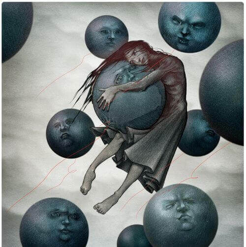 En kvinde krammer måner