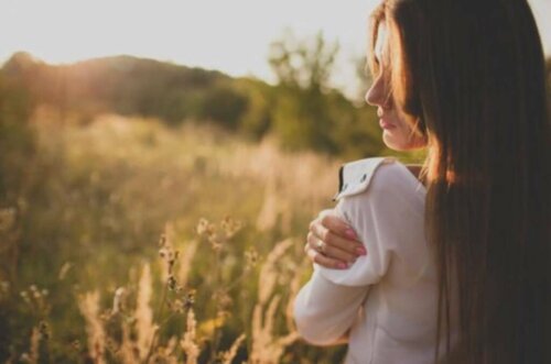 Kvinde på mark arbejder på sit følelsesmæssige ansvar