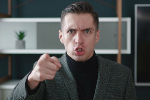 En leder peger aggressivt som eksempel på, hvordan psykopater opnår mere professionel succes