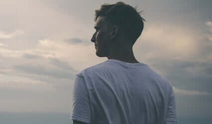 En mand foran en himmel