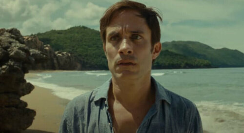 Mand på strand i filmen Old