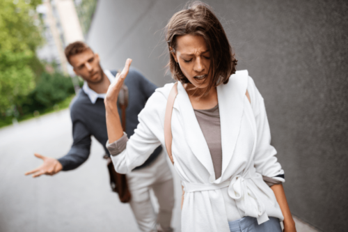 Par skændes, da kvinde føler, at hendes partner stresser hende
