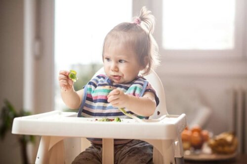 En lille pige spiser selv