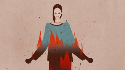 Vred kvinde er omgivet af ild