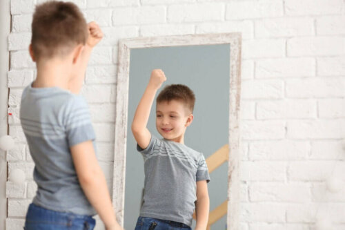 Barn ser sig selv i spejl