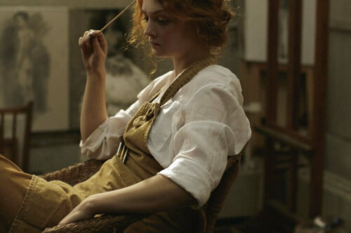 Kvinde angrer sine fejl, selvom nogle mennesker ikke lærer af fejltagelser